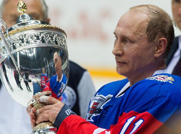 Президент РФ В. Путин принял участие в гала-матче турнира Ночной хоккейной лиги - Sputnik Таджикистан