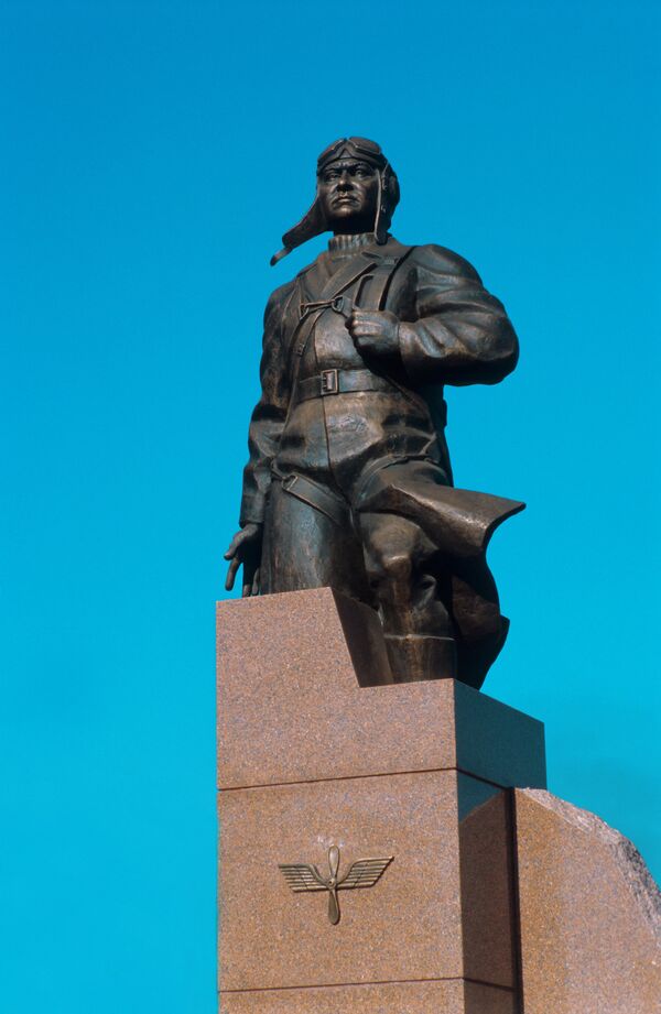 Памятник летчику Алексею Маресьеву - Sputnik Таджикистан