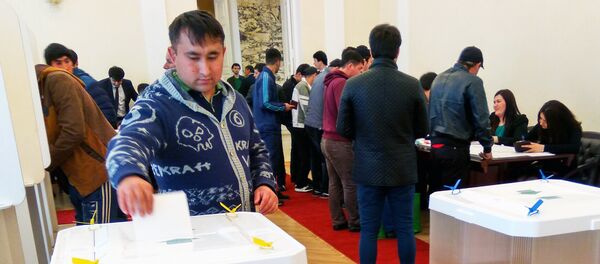 Голосование на референдуме в посольстве Таджикистана в России - Sputnik Таджикистан