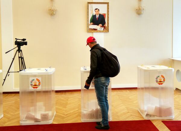 Голосование на референдуме в посольстве Таджикистана в России - Sputnik Таджикистан