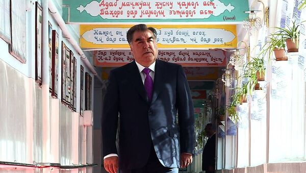 Эмомали Рахмон во время голосования по поправкам в Конституцию РТ - Sputnik Таджикистан