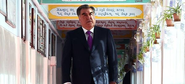 Президенти Ҷумҳурии Тоҷикистон Эмомалӣ Раҳмон. Акс аз бойгонӣ - Sputnik Тоҷикистон