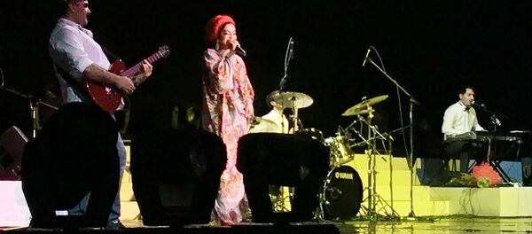 Шабнами Сурайё дар толори консертии Россия. Дар Маскав - Sputnik Тоҷикистон