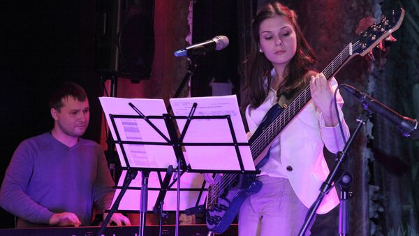 Девика перед тем, как освоить стик-бас, играла на простой бас-гитаре – и пела на экзотичных восточных языках - Sputnik Таджикистан