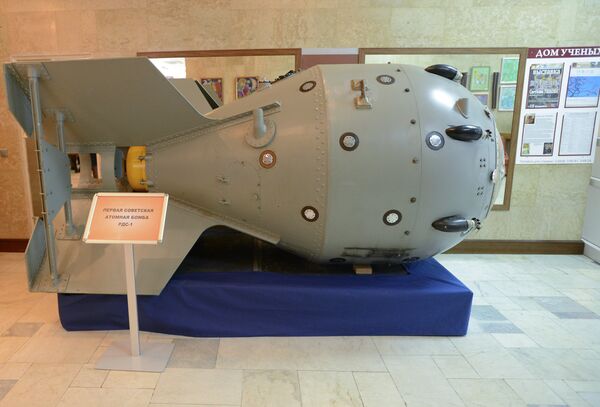 Первая советская атомная бомба РДС-1. Архивное фото - Sputnik Таджикистан
