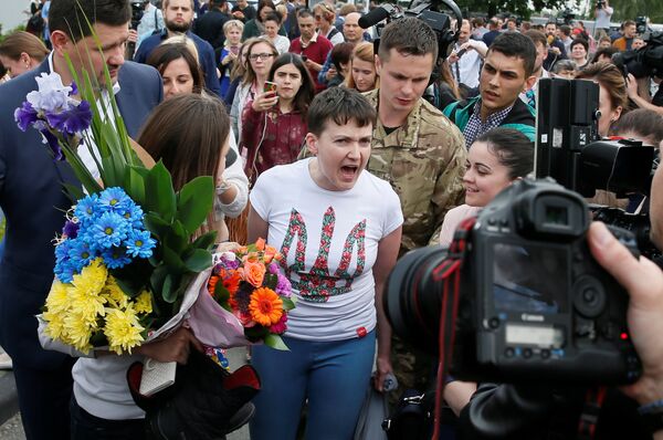Надежда Савченко прибыла в Киев 25 мая 2016 года Надежда Савченко прибыла в Киев 25 мая 2016 года - Sputnik Таджикистан