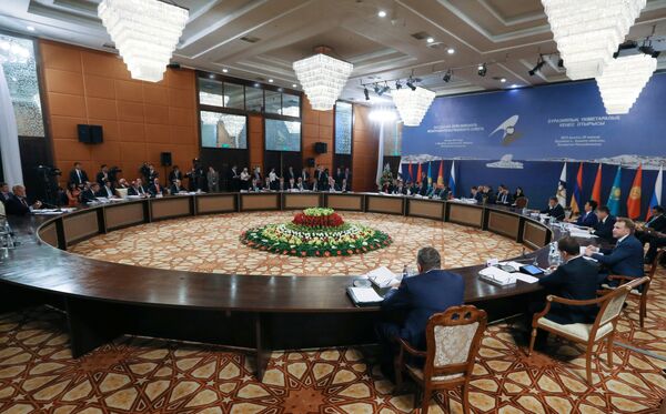 Премьер-министр РФ Д.Медведев принимает участие в заседаниях Совета глав правительств СНГ и ЕАЭС в Казахстане Премьер-министр РФ Д.Медведев принимает участие в заседаниях Совета глав правительств СНГ и ЕАЭС в Казахстане - Sputnik Таджикистан