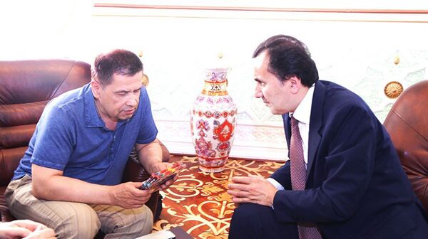 Встреча посла РТ в РФ Имомуддина Сатторова  с лидером группы Любэ Николаем Расторгуевым - Sputnik Таджикистан