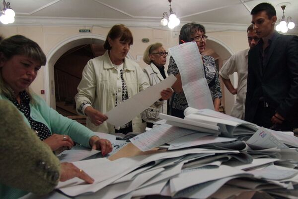Подсчет голосов на предварительном народном голосовании за кандидатов от партии - Sputnik Таджикистан