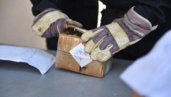 Вскрытие коробок с наркотическими веществами. архивное фото - Sputnik Таджикистан