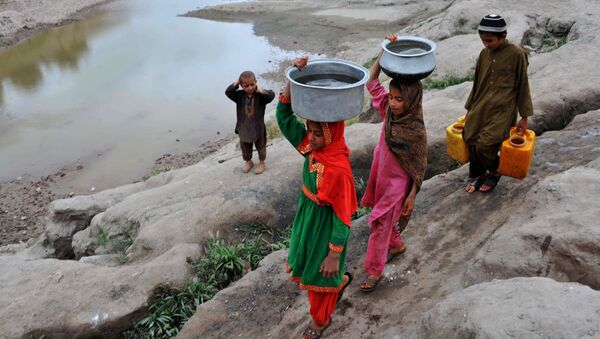 Афганские дети несут воду. Архивное фото - Sputnik Таджикистан