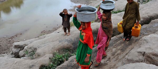 Афганские дети несут воду. Архивное фото - Sputnik Таджикистан