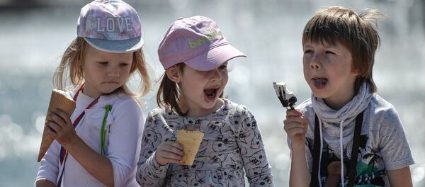 Кӯдакон бо яхмос. Акс аз бойгонӣ Кӯдакон бо яхмос. Акс аз бойгонӣ - Sputnik Тоҷикистон