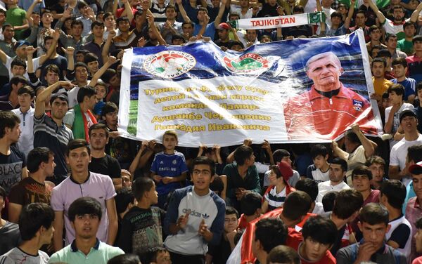 Таджикские болельщики с баннером защитника душанбинского Памира Геннадия Черевченко. Таджикские болельщики с баннером защитника душанбинского Памира Геннадия Черевченко. - Sputnik Таджикистан