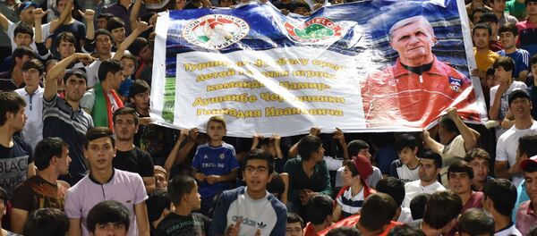 Мухлисони тоҷик бо акси муҳофизгари Помир-и Душанбе Геннадий Черевченко. Акс аз бойгонӣ Мухлисони тоҷик бо акси муҳофизгари Помир-и Душанбе Геннадий Черевченко. Акс аз бойгонӣ - Sputnik Тоҷикистон