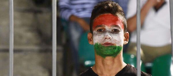 Болельщик, разукрашенный в цвета таджикского флага. - Sputnik Таджикистан