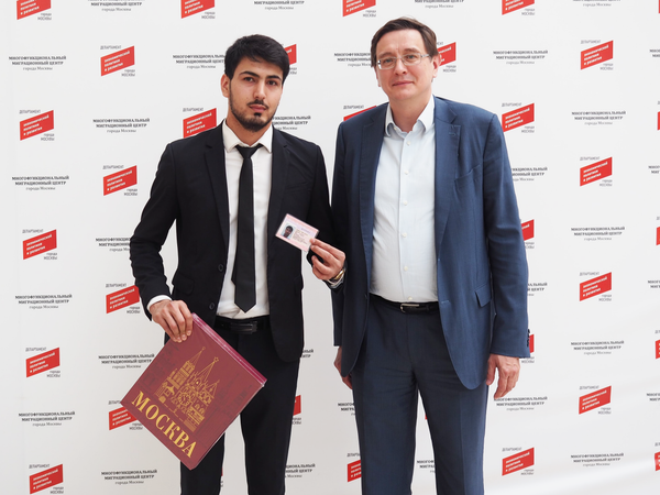 Обладатель 600-тысячного патента Хакимжон Рахматов (слева) с генеральным директором Миграционного центра Николаем Федосеевым Обладатель 600-тысячного патента Хакимжон Рахматов (слева) с генеральным директором Миграционного центра Николаем Федосеевым - Sputnik Таджикистан