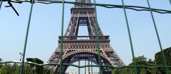 Эйфелева башня в Париже. Архивное фото Эйфелева башня в Париже. Архивное фото - Sputnik Таджикистан