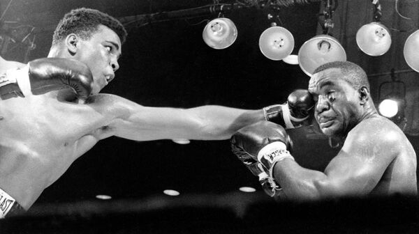 Бой Кассиуса Клэя против Сонни Листона в 1964 году. - Sputnik Таджикистан