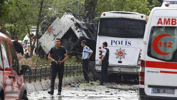 Полиция на месте взрыва на автобусной остановке в Стамбуле (Турция) 7 июня 2016 года - Sputnik Таджикистан