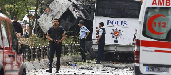 Полиция на месте взрыва на автобусной остановке в Стамбуле (Турция) 7 июня 2016 года - Sputnik Таджикистан