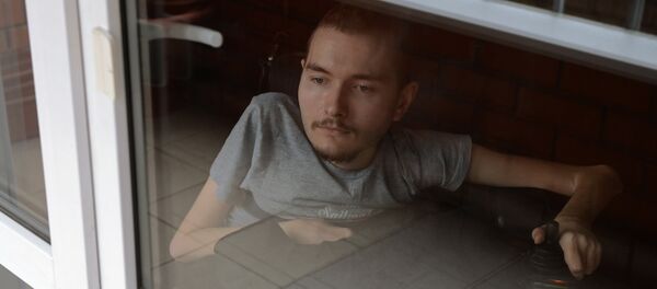 Валерий Спиридонов аввалин нафаре, ки ба ҷарроҳии мағзи сар розигӣ додааст. Акс аз бойгонӣ - Sputnik Тоҷикистон