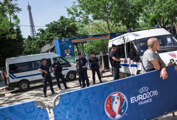 Усиление мер безопасности в Париже перед ЧЕ по футболу - Sputnik Таджикистан