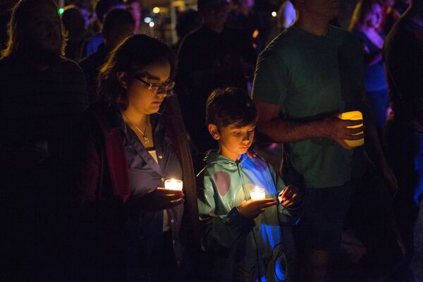 Жители США зажигают свечи в память о жертвах теракта в Орландо - Sputnik Таджикистан