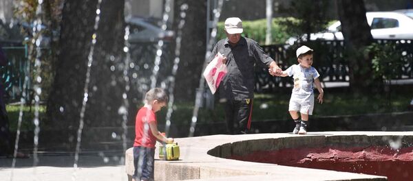 Как душанбинцы спасаются от жары у фонтанов Как душанбинцы спасаются от жары у фонтанов - Sputnik Таджикистан