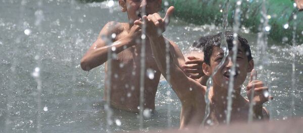 Фаввораҳо душанбегиҳоро салқин мекунанд - Sputnik Тоҷикистон