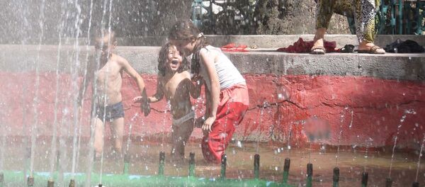 Как душанбинцы спасаются от жары у фонтанов, архивное фото - Sputnik Таджикистан