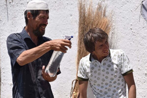 Как душанбинцы спасаются от жары у фонтанов - Sputnik Таджикистан