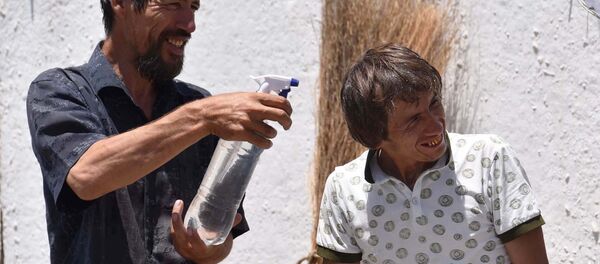 Как душанбинцы спасаются от жары у фонтанов - Sputnik Тоҷикистон