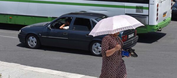 Как душанбинцы спасаются от жары у фонтанов - Sputnik Тоҷикистон