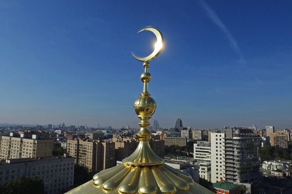 Полумесяц на куполе Московской соборной мечети. Архивное фото - Sputnik Таджикистан
