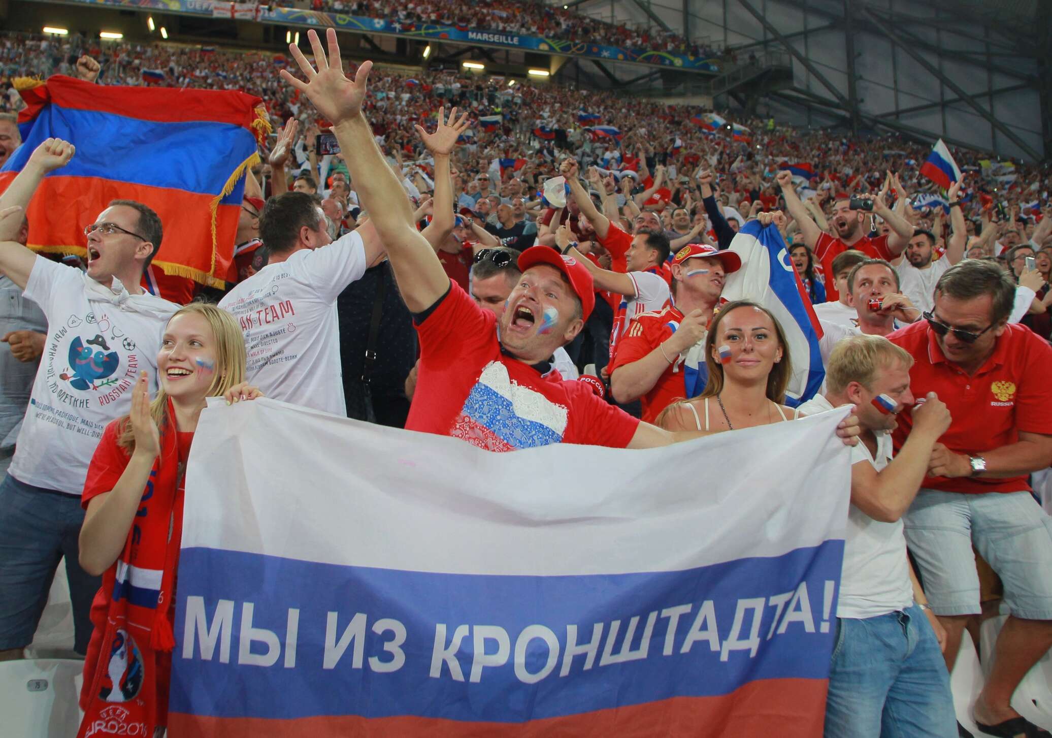 тиффози сборной италии. футбольные болельщики россии. какое название наиболее самоотверженных болельщиков. футбол россия болельщики. футбольные болельщики.