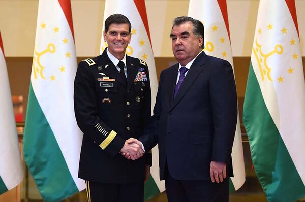Президент Таджикистана Эмомали Рахмон провел встречу с главой Центрального командования Вооруженных Сил США генералом Джозефом Вотелем - Sputnik Таджикистан