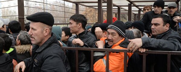 Муҳоҷирон дар ФМС нават истодаанд.. Акс аз бойгонӣ Муҳоҷирон дар ФМС нават истодаанд.. Акс аз бойгонӣ - Sputnik Тоҷикистон