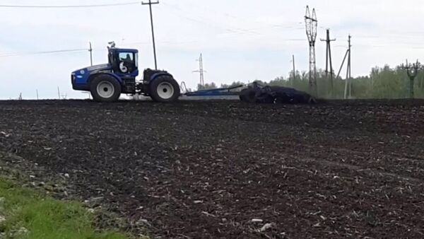 Будущее сельского хозяйства: первый беспилотный трактор вышел в поля - Sputnik Таджикистан