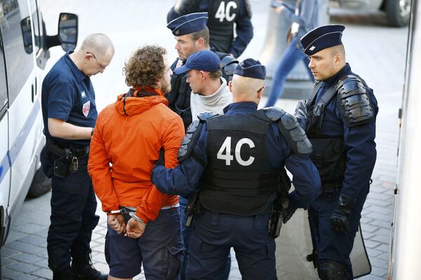 Российские футбольные болельщики, задержанные полицией города Лилль (Франция) - Sputnik Таджикистан