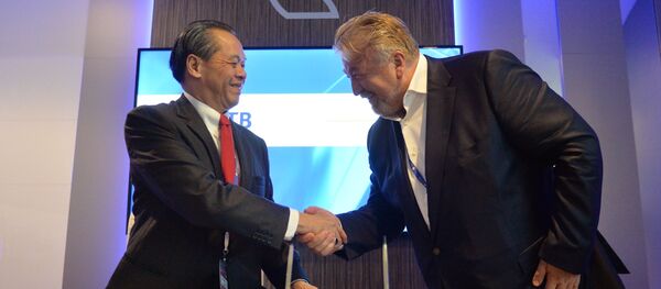 ВТБ подписал ряд соглашений в рамках ПМЭФ - Sputnik Таджикистан