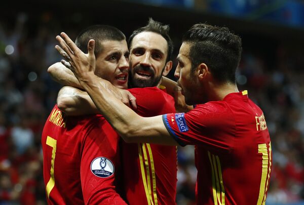 Игроки сборной Испании празднуют победу в матче над Турцией - Sputnik Таджикистан