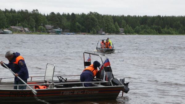Трагедия на озере в Карелии: поисковая  операция и заявление главы МЧС - Sputnik Таджикистан