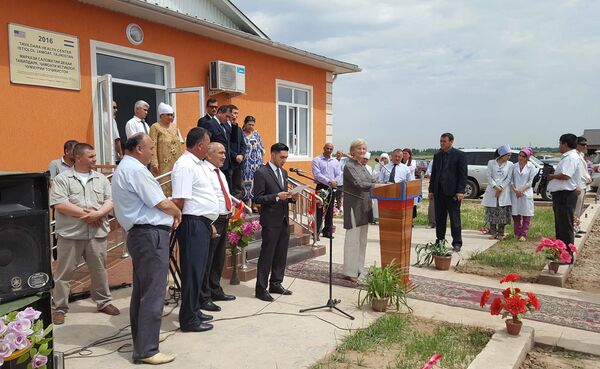 Посол США в Таджикистане Элизабет Миллард и председатель района Джайхун Файзулло Аминзода официально открыли больницу в селе Тавилдара района Джайхун Хатлонской области - Sputnik Таджикистан