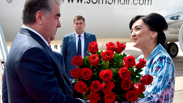 Президент Таджикистана Эмомали Рахмон в аэропорту Ташкента - Sputnik Таджикистан