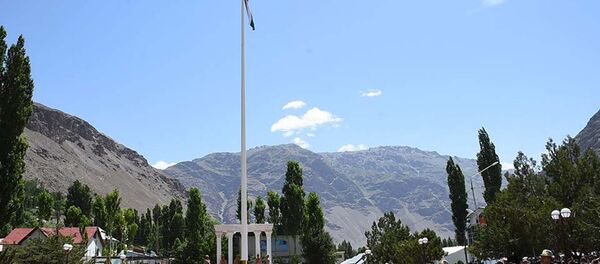 Церемония поднятия Государственного флага в центре города Хорога - Sputnik Тоҷикистон