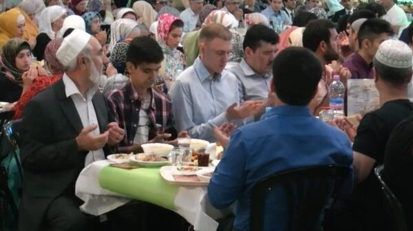 Таджикистанцы отметили в Москве День примирения в Шатре Рамадана - Sputnik Таджикистан