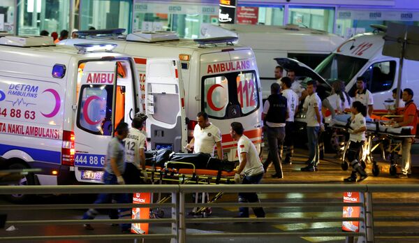 Машины скорой помощи у аэропорта в Стамбуле, где произошли взрывы - Sputnik Таджикистан