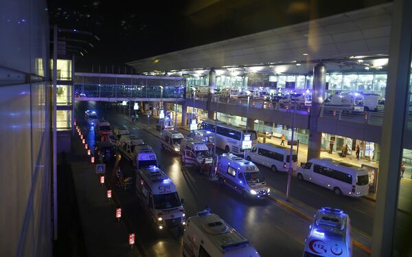 Машины скорой помощи у аэропорта в Стамбуле, где произошли взрывы - Sputnik Таджикистан