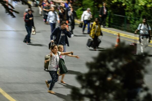 Дети бегут навстречу родителям после теракта в аэропорту Стамбула - Sputnik Таджикистан
